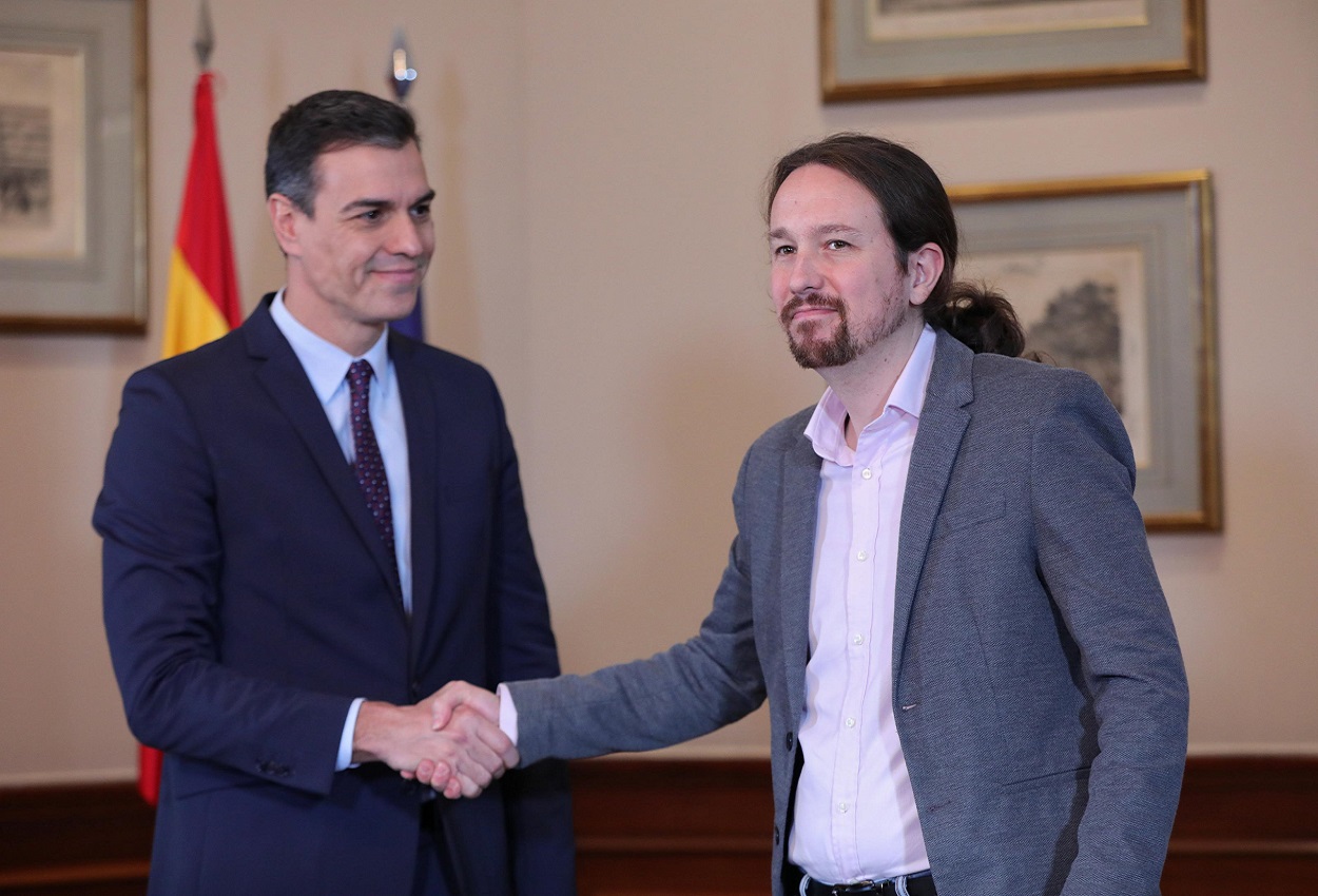 Pedro Sánchez y Pablo Iglesias se estrechan la mano tras firmar el preacuerdo de coalición. Noviembre de 2019