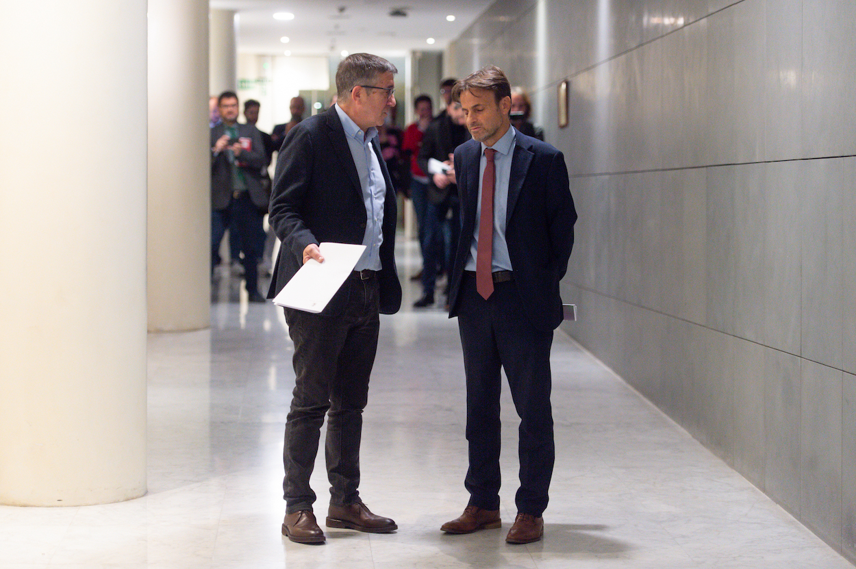 El portavoz del PSOE en el Congreso, Patxi López (i), y el presidente del grupo parlamentario de Unidas Podemos en el Congreso, Jaume Asens (d), conversan a su llegada al registro de la Disposición, en el Congreso de los Diputados