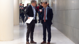 El portavoz del PSOE en el Congreso, Patxi López (i), y el presidente del grupo parlamentario de Unidas Podemos en el Congreso, Jaume Asens (d), conversan a su llegada al registro de la Disposición, en el Congreso de los Diputados