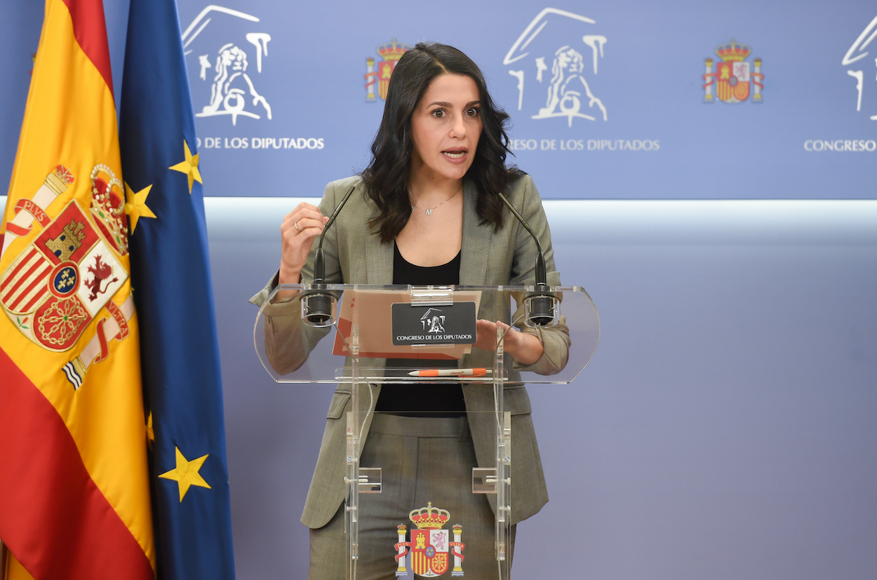 La presidenta de Ciudadanos, Inés Arrimadas, interviene en una rueda prensa posterior al registro de la Disposición, en el Congreso de los Diputados