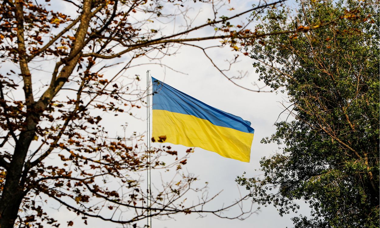 Ucrania hondea su bandera tras tomar el control de una ciudad situada por las tropas rusas. EP.