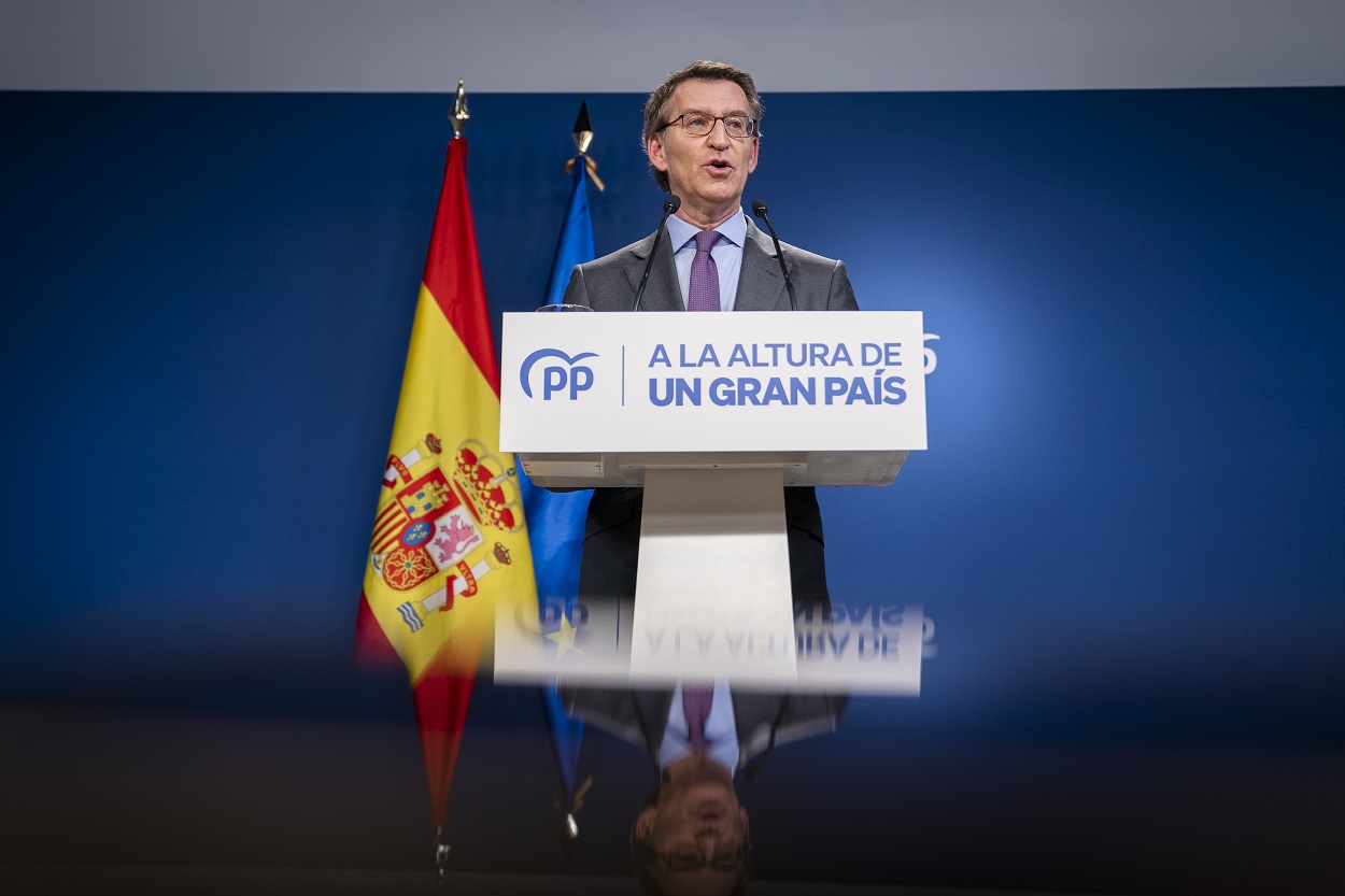 El líder del PP, Alberto Núñez Feijóo, comparece para realizar una declaración institucional ante los medios por el anuncio del Gobierno de la derogación del delito de sedición. EP.