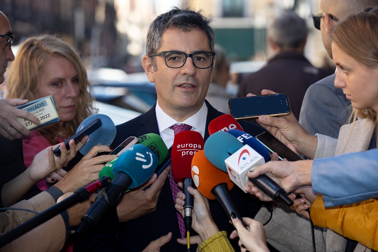 Félix Bolaños, atendiendo a los medios de comunicación. EP