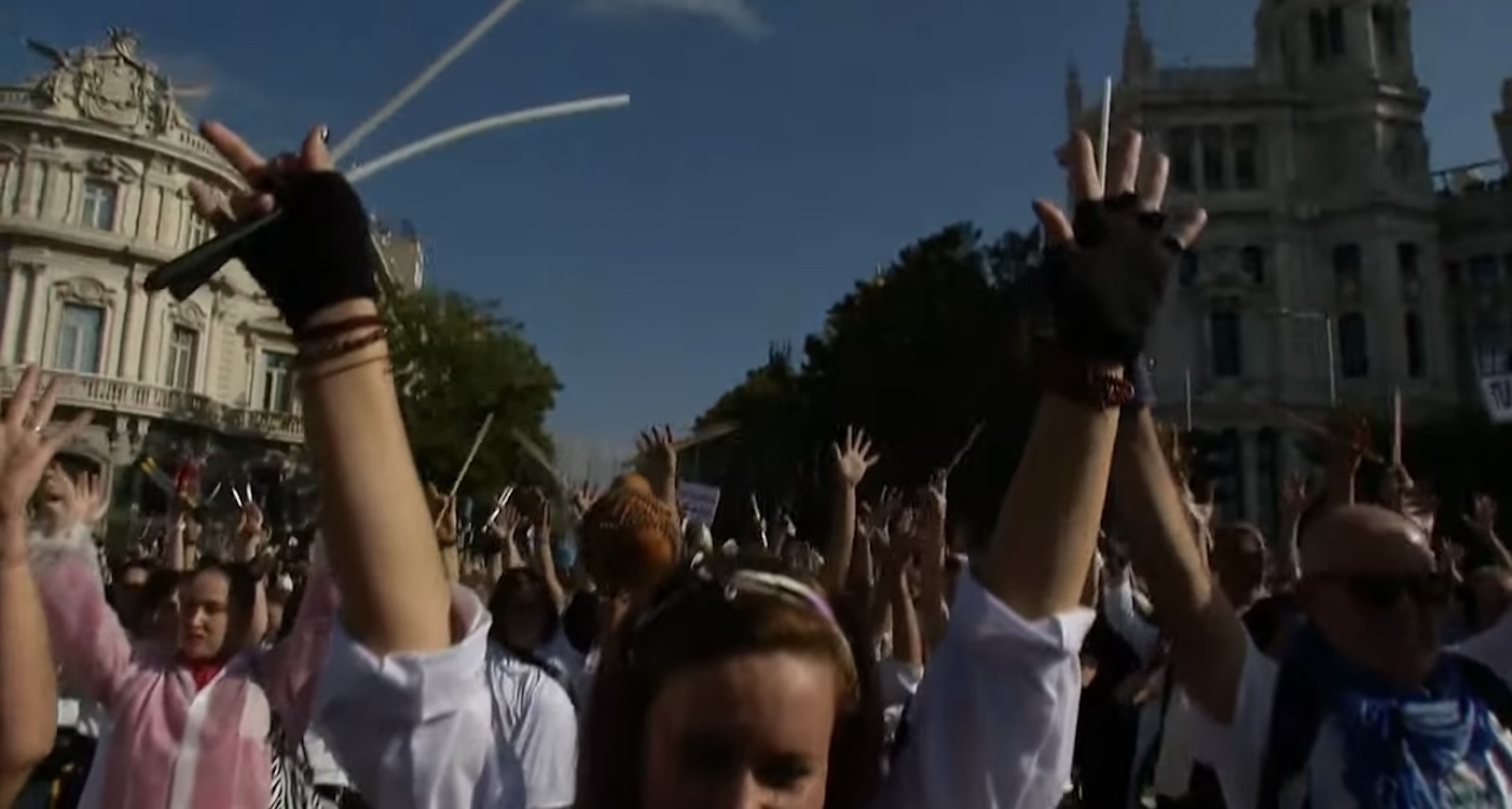 Manos al cielo en la manifestación de Madrid. EP