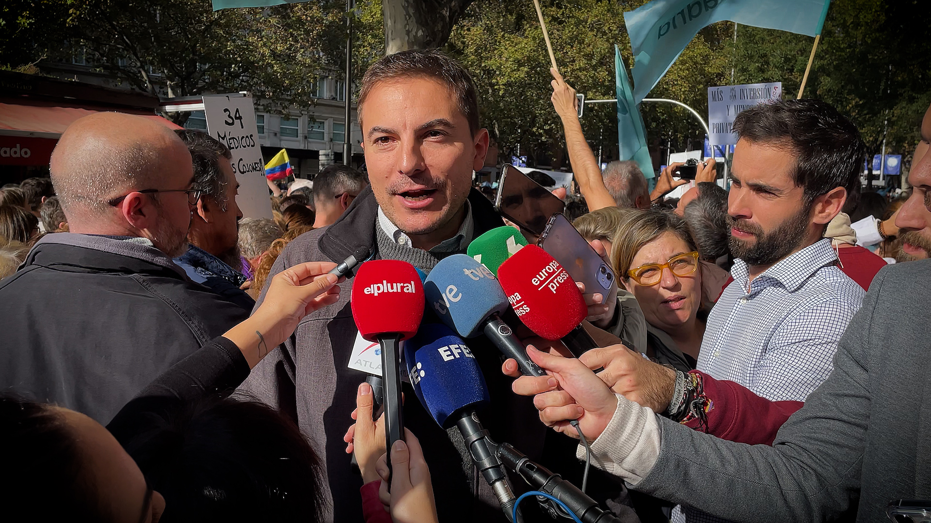 Juan Lobato atiende a los medios de comunicación antes de la manifestación en defensa de la sanidad pública. EP.