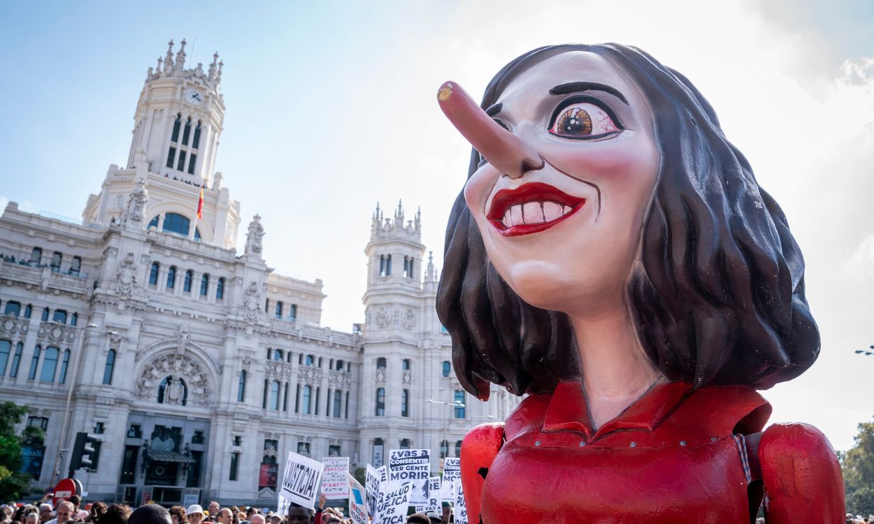 Una imagen de un muñeco de Isabel Díaz Ayuso con la nariz de Pinocho