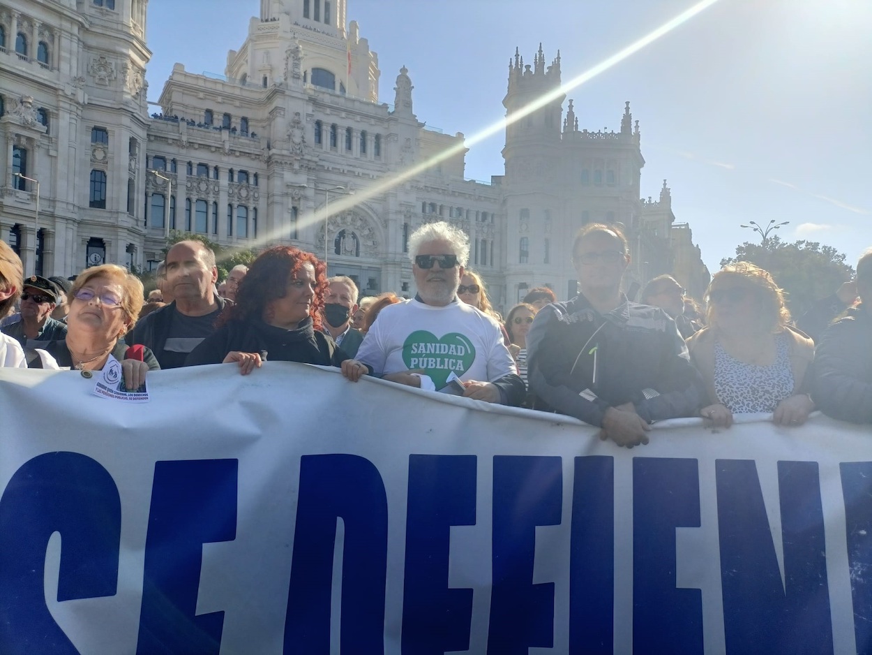 Almodovar en la manifestación por la sanidad. EP