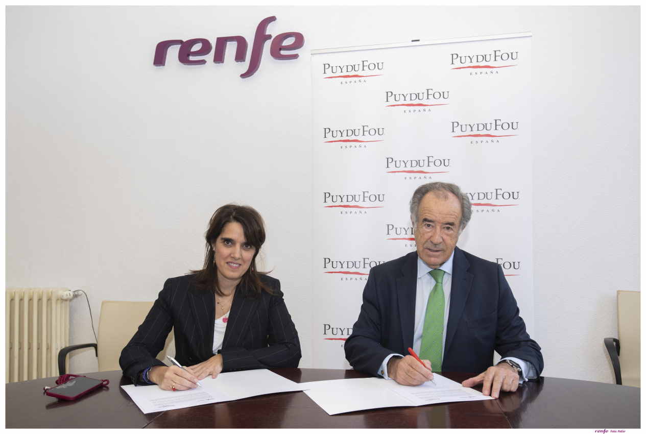 Sonia Araujo, directora general de Renfe Viajeros, y Jesús Sainz, vicepresidente de Puy du Fou España, en el momento de la firma