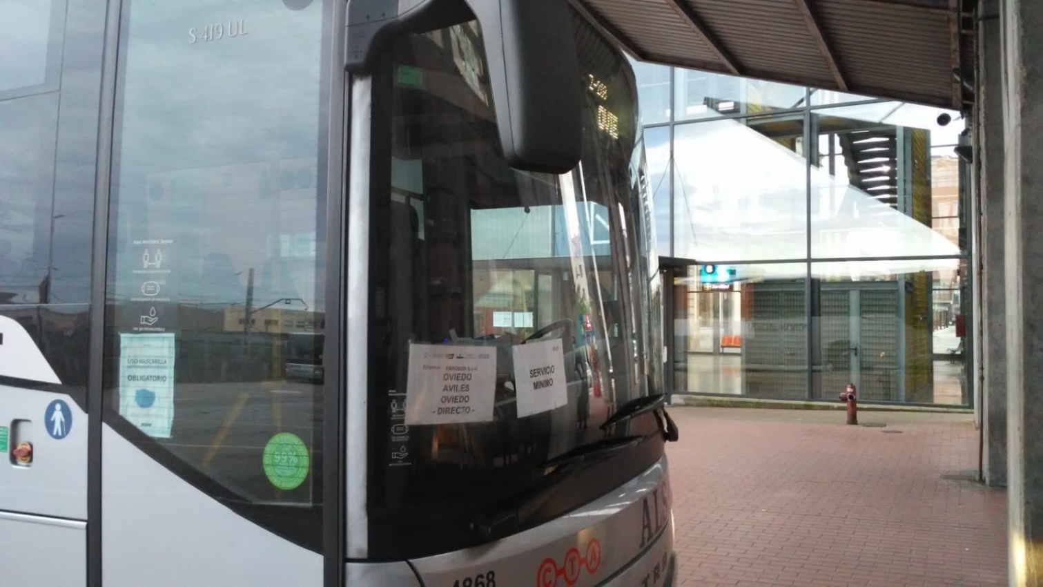 Autobús interurbano esperando en una estación. Europa Press