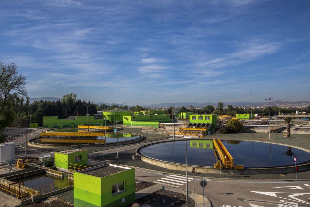 La regeneración de las aguas residuales es una pieza clave en la estrategia de Agbar. En la foto, la ecofactoría Bio Sur de Granada, un ejemplo de éxito internacional de economía circular