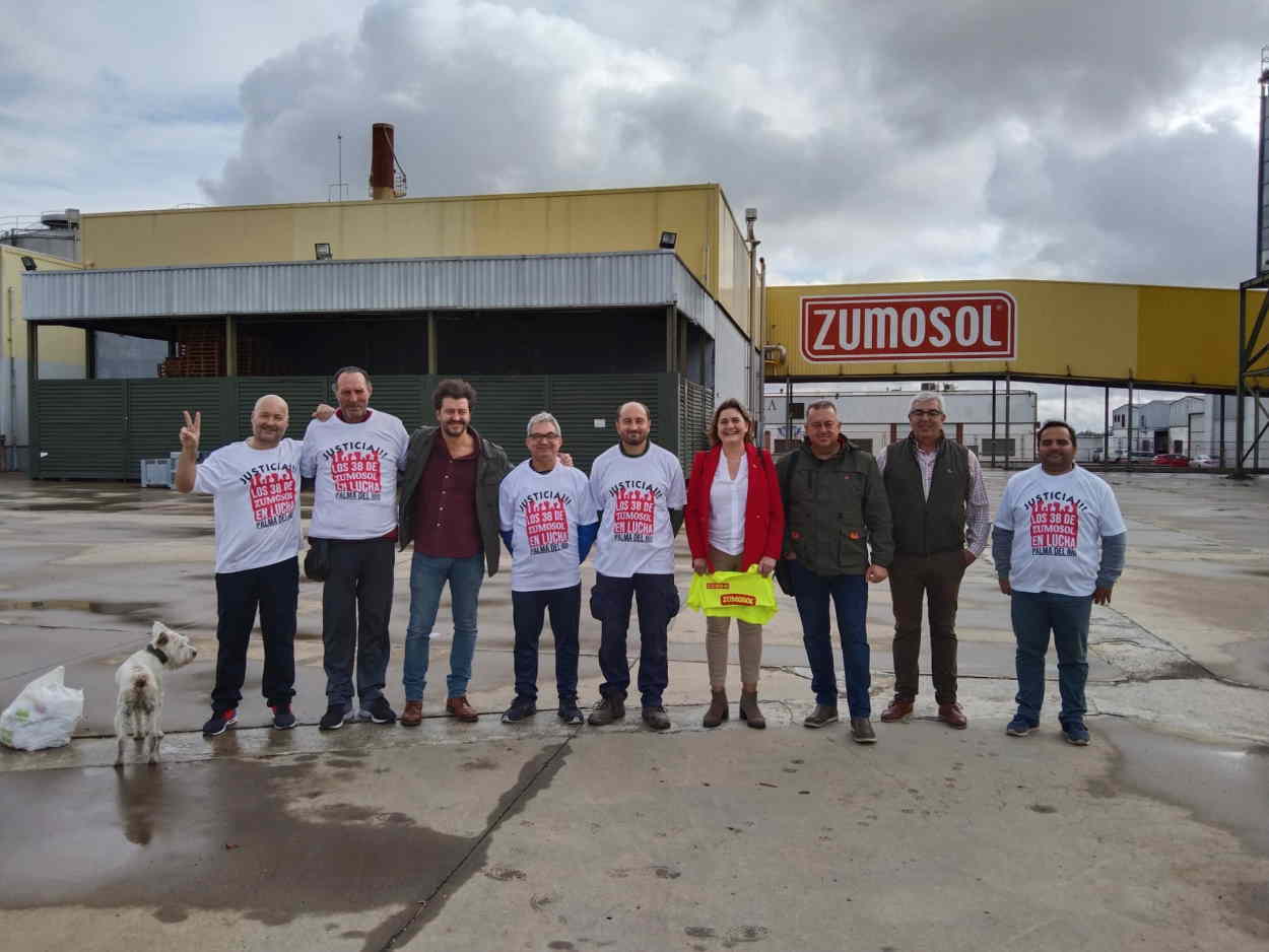 Parte de los trabajadores de Zumosol posan felices tras su victoria