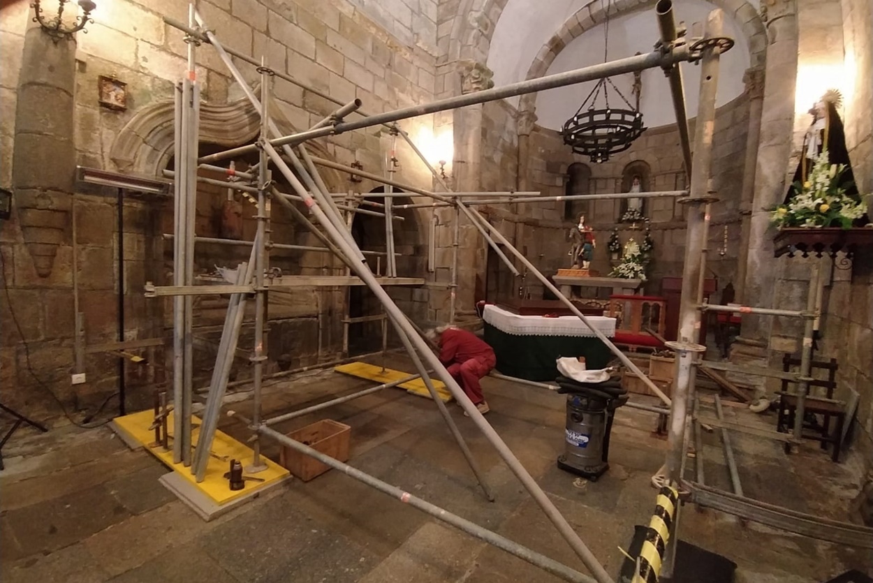 Imagen del andamiaje especial instalado en la iglesia de San Martiño Sobrán para acceder al sarcófago de Xohan Mariño de Soutomaior (Foto: Asoc. Cristóbal Colón Galego).