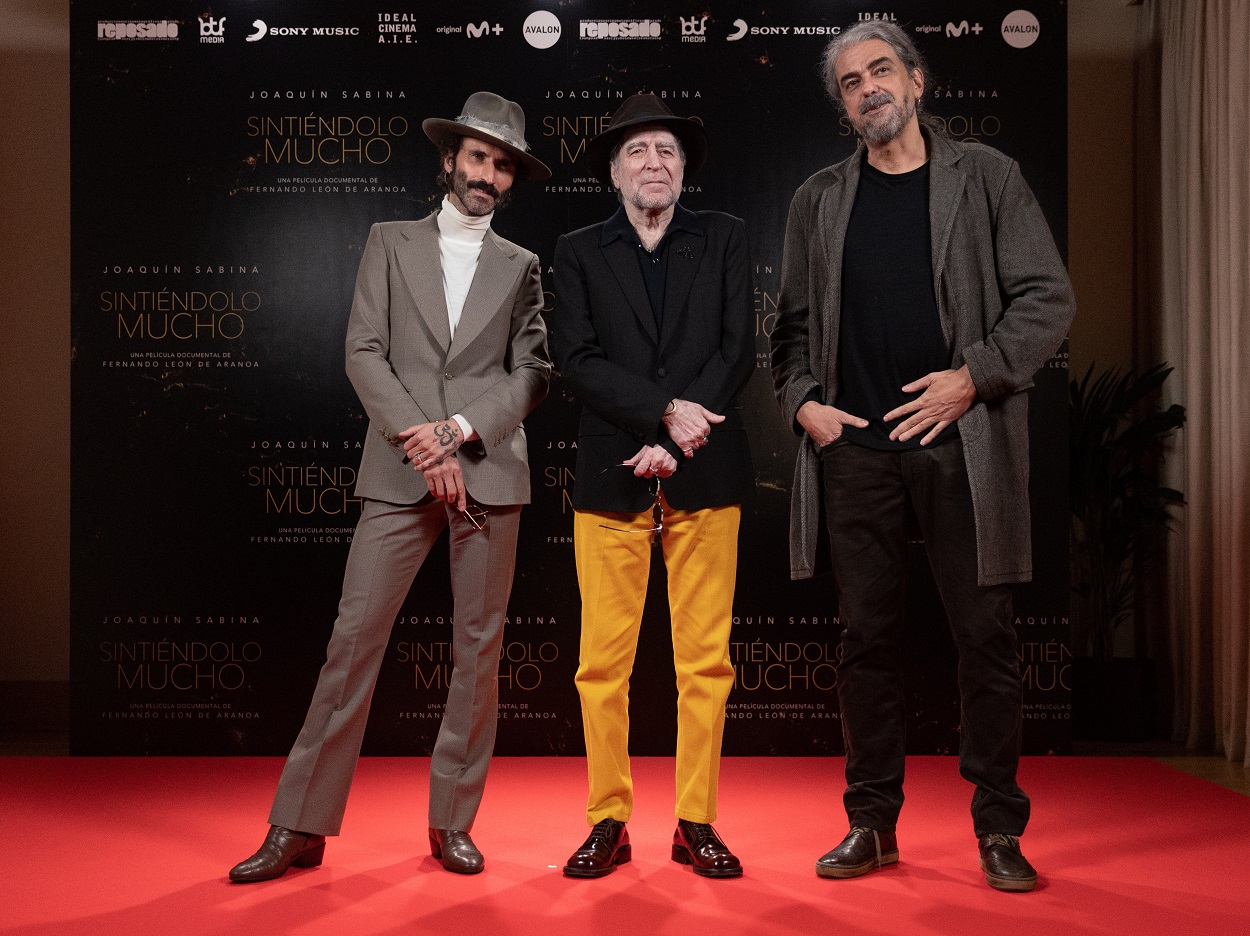 El cantante Leiva; el cantautor Joaquín Sabina y el director de cine Fernando Léon de Aranoa, posan durante la presentación del documental sobre Joaquín Sabina ‘Sintiéndolo mucho’. EP.