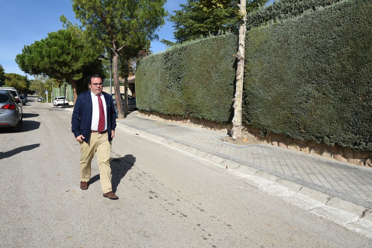 El alcalde de Boadilla, Javier Úbeda, visita unas obras.