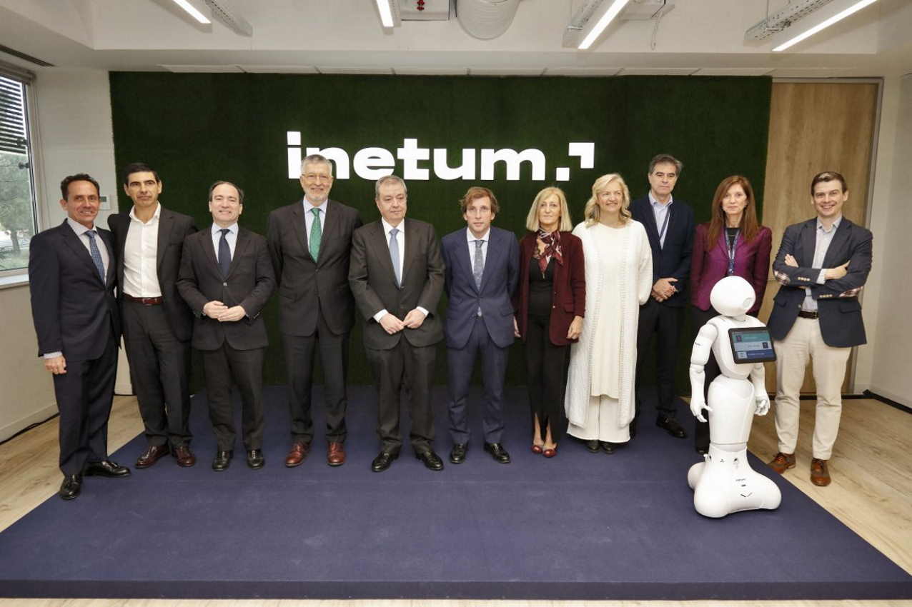 El alcalde de Madrid, con la dirección de Inetum durante la inauguración