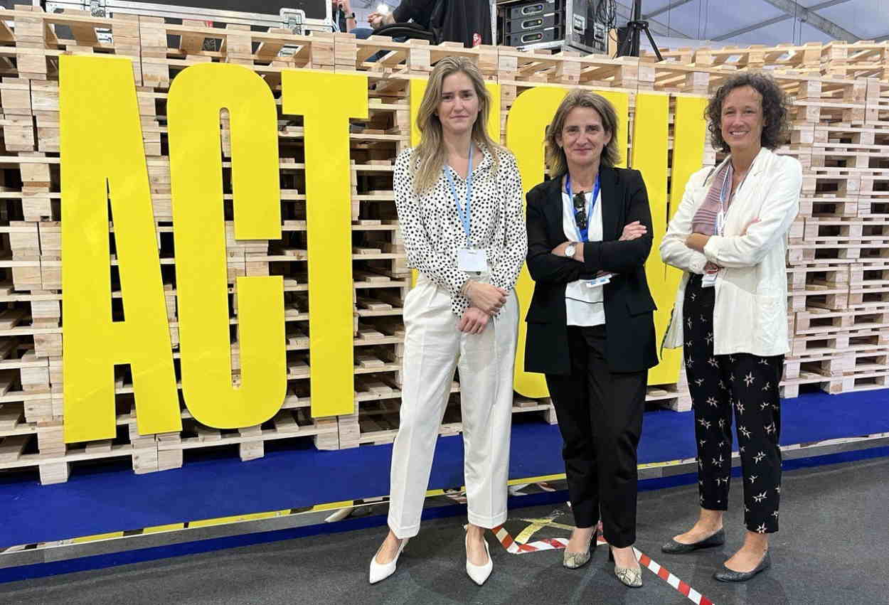 Teresa Ribera, junto con dos miembros de la delegación española, en una jornada de la COP27