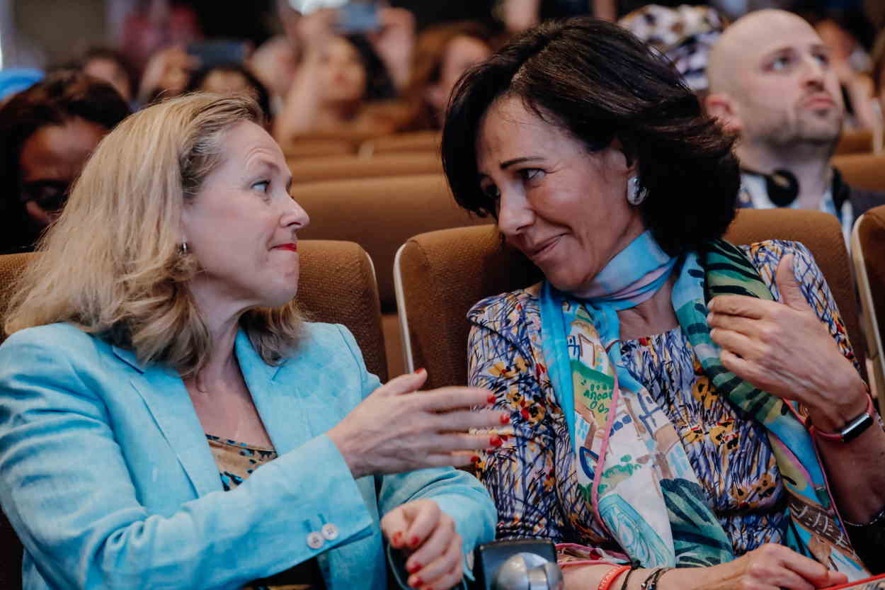 La vicepresidenta primera y ministra de Asuntos Económicos, Nadia Calviño, con la presidenta de Banco Santander, Ana Botín. EP