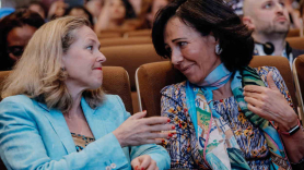La vicepresidenta primera y ministra de Asuntos Económicos, Nadia Calviño, con la presidenta de Banco Santander, Ana Botín. EP