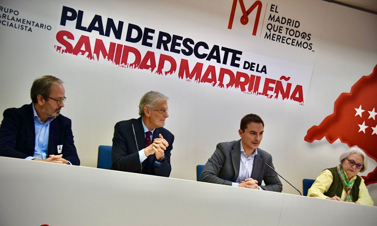 Juan Lobato, secretario general del PSOE Madrid, en la presentación de su Plan de Rescate para la Sanidad Madrileña junto a profesionales sanitarios