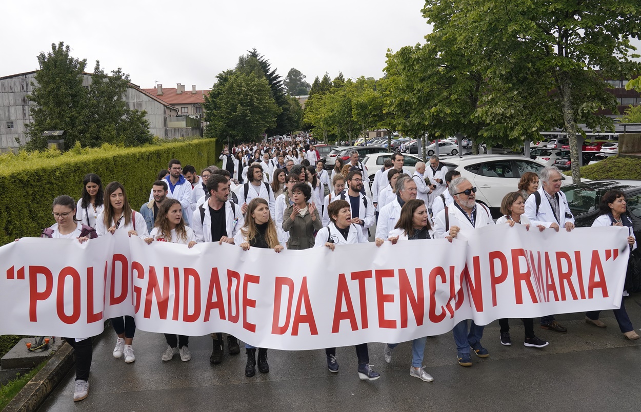 Imagen de una manifestación de médicos de Atención Primaria en Santiago de Compostela en junio de 2019 (Foto: Europa Press/Archivo). 