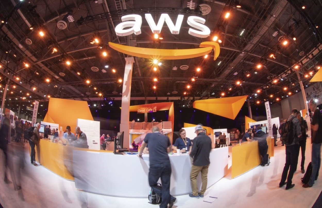 Logo de Amazon Web Services (AWS) en una feria anterior. EP