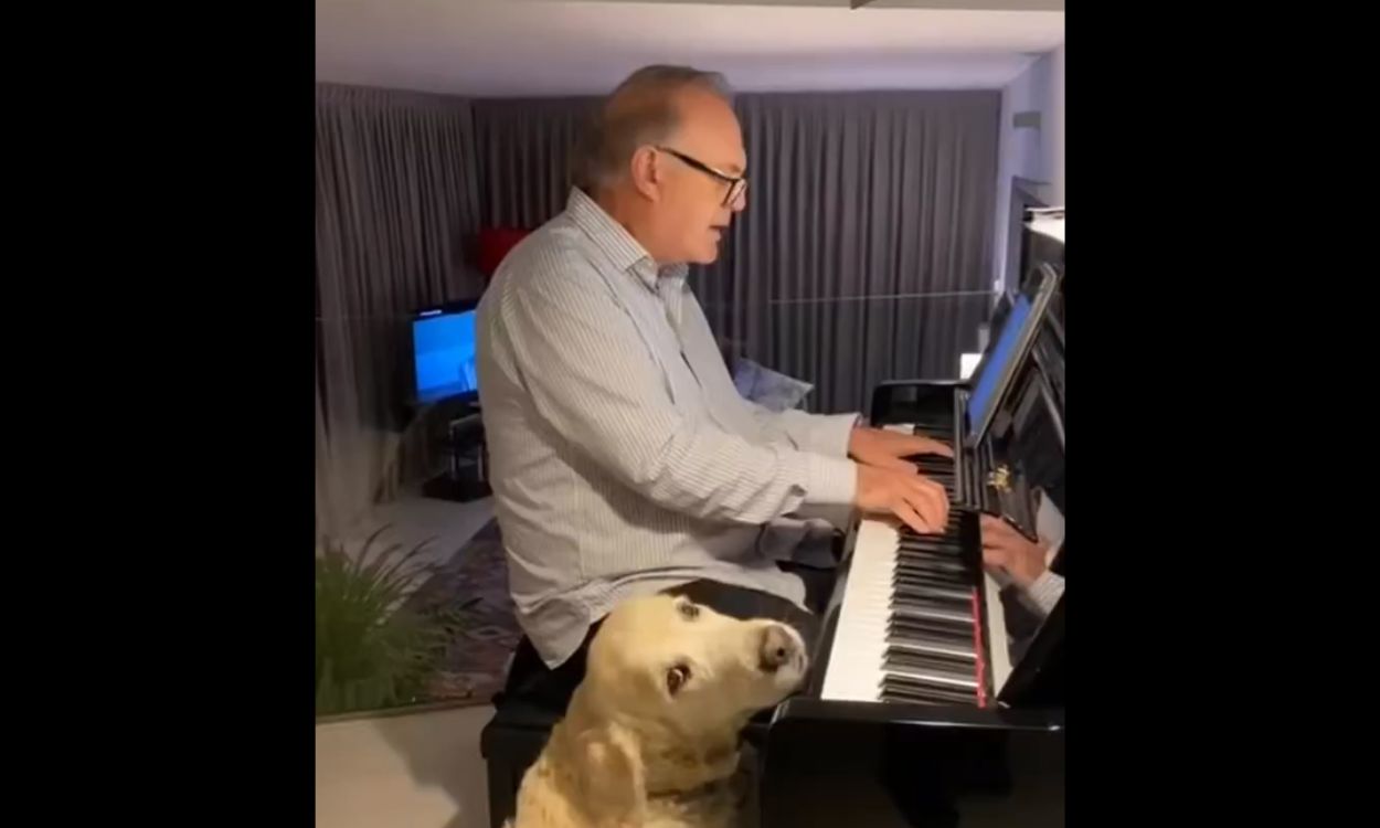 Pedro Piqueras, presentador de los informativos de Telecinco, tocando el piano y cantando junto a su perro