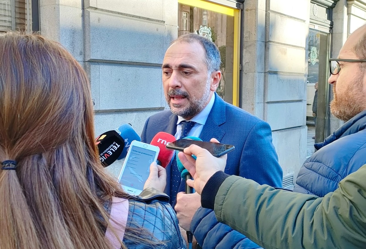 El conselleiro de Sanidade, Julio García Comesaña, recibe numerosas críticas por su gestión de la situación de la sanidad gallega (Foto: Europa Press).