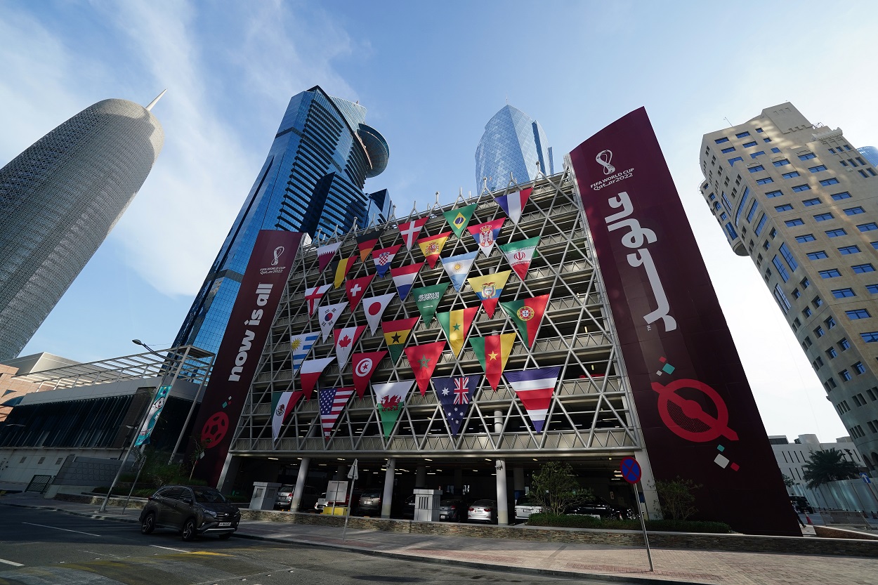 Un edificio en Doha (Qatar) adornado con las banderas de las selecciones participantes del Mundial. EP.