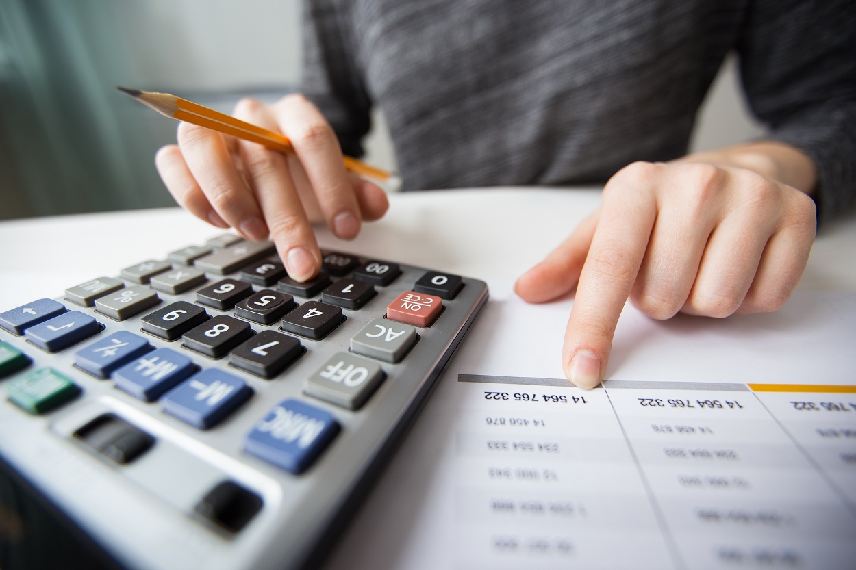 Imagen de recurso de un hombre haciendo cálculos con una calculadora. Freepiks.