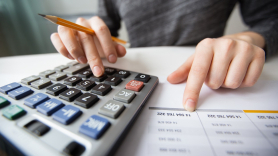Imagen de recurso de un hombre haciendo cálculos con una calculadora. Freepiks.
