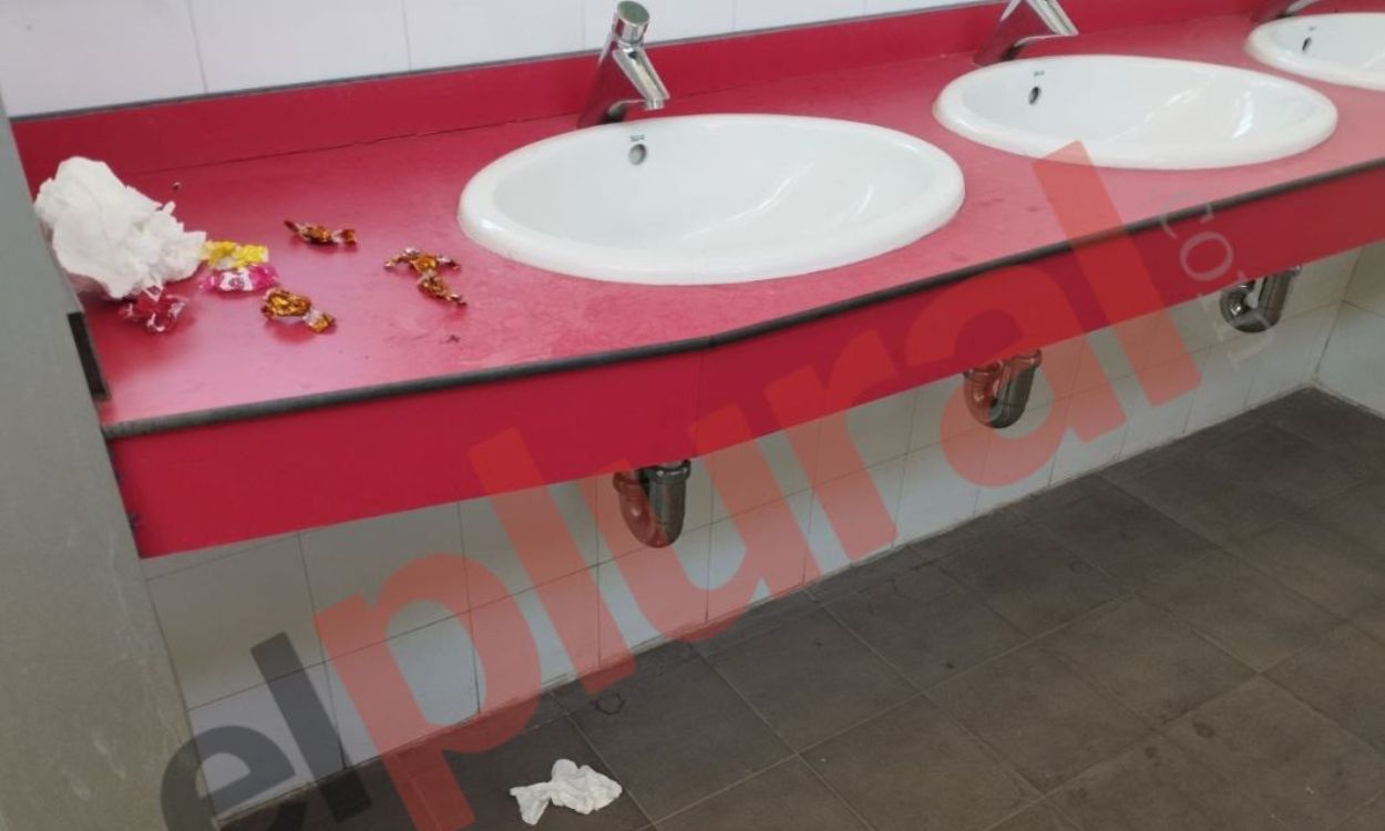 Baño de las instalaciones de la ciudad deportiva del Rayo Vallecano. EP.