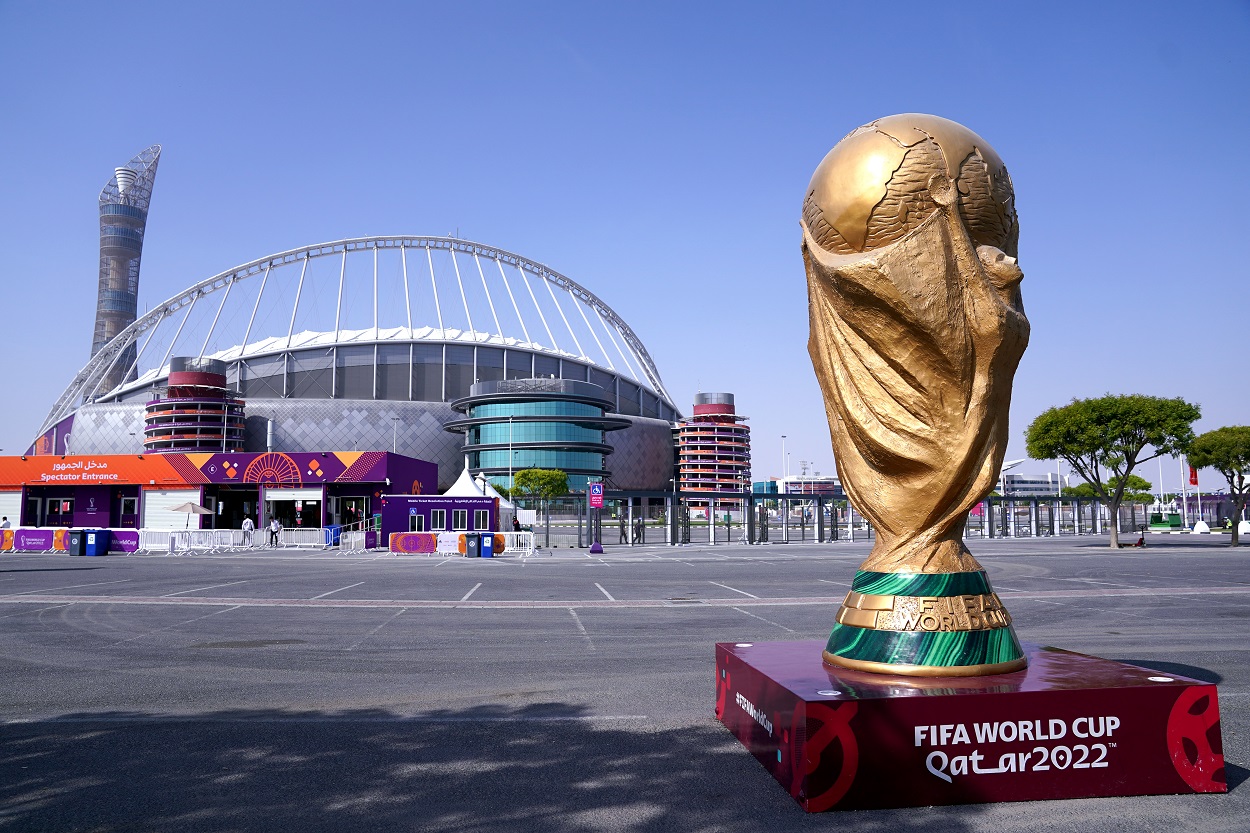 Réplica de la Copa del Mundo en Doha (Qatar). EP.