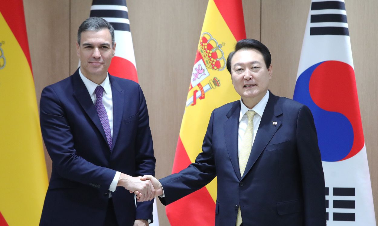 Pedro Sánchez junto al presidente coreano, Yoon Suk yeol.
