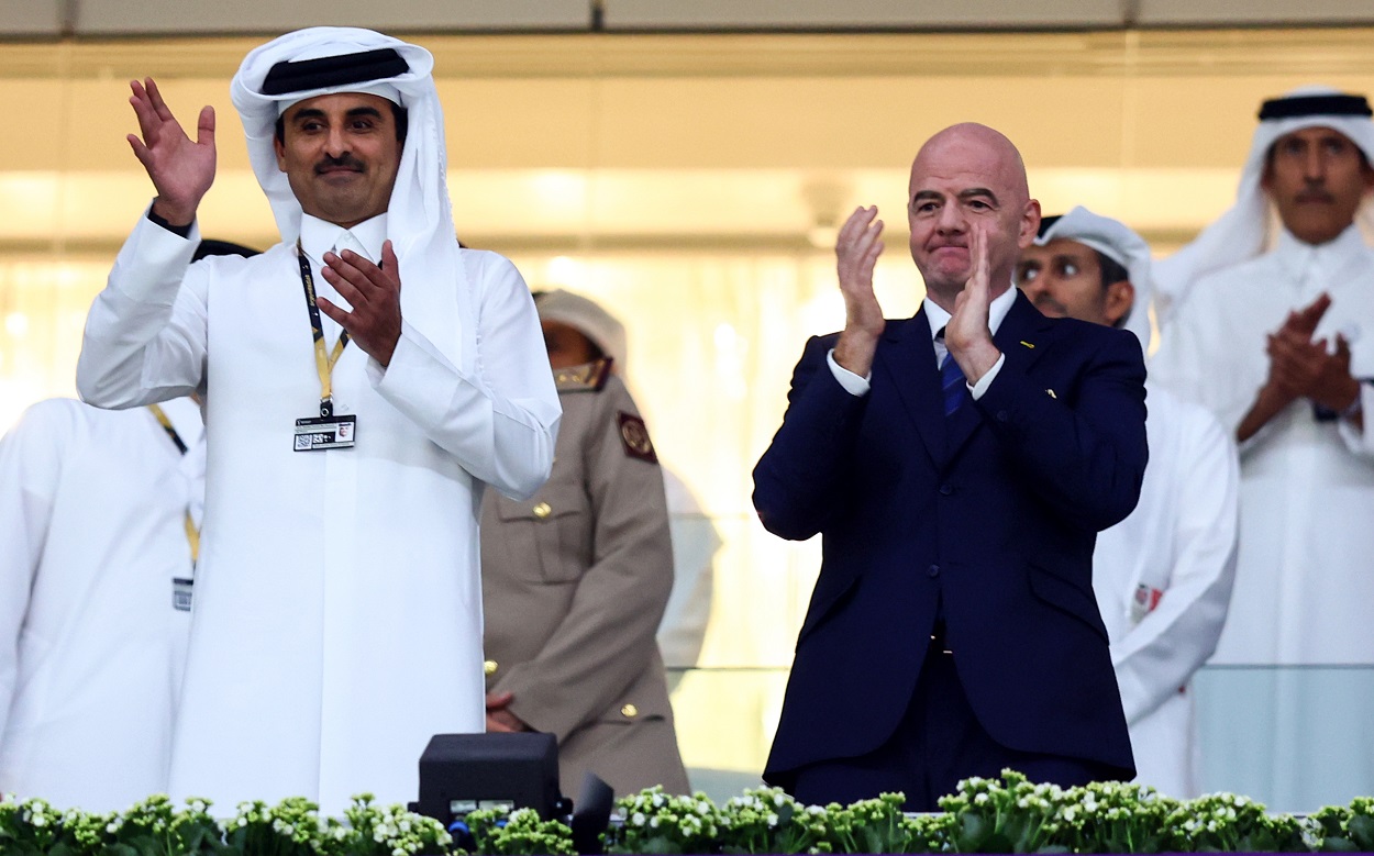 El presidente de la FIFA, Gianni Infantino (derecha), durante el partido inaugural entre Qatar y Ecuador. EP.