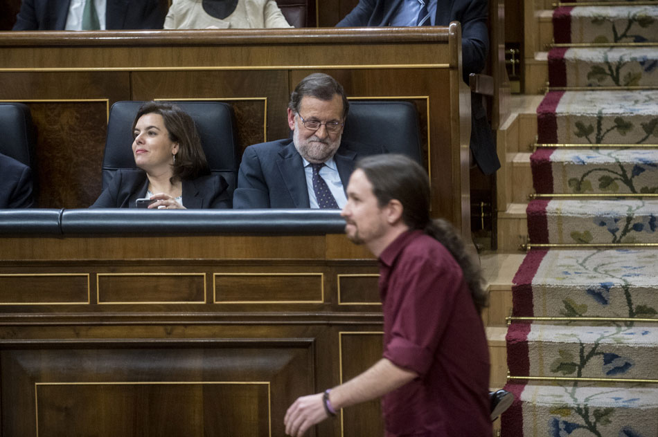 Pablo Iglesias pasando por delante de Mariano Rajoy en el Congreso