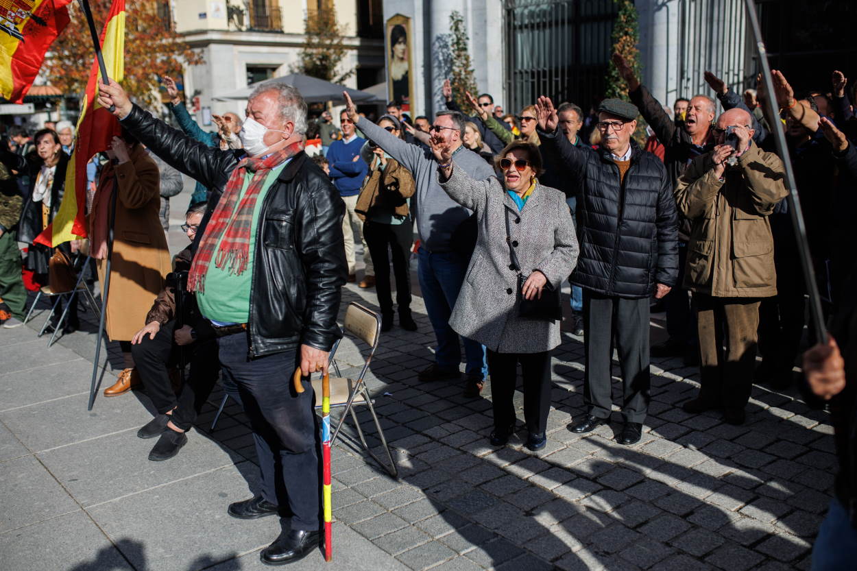 Varias personas alzan el brazo durante un homenaje a Franco y Primo de Rivera este 20 de noviembre. EP