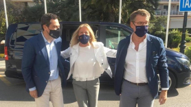 Juan Manuel Moreno Bonilla y Alberto Núñez Feijóo, en compañía de 'Titi'. EP