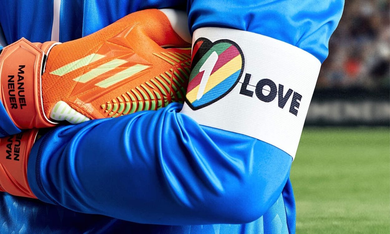El capitán de la selección de fútbol de Alemania, Manuel Neuer, con el brazalete LGTBI 'One Love' para el Mundial de Qatar