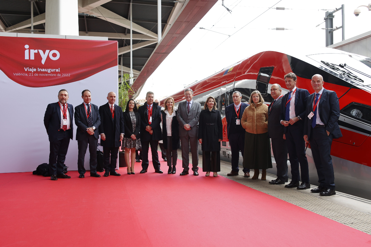 Foto de familia de la llegada del primer tren Iryo a Valencia.jpg Foto de familia de la llegada del primer tren Iryo a Valencia.jpg