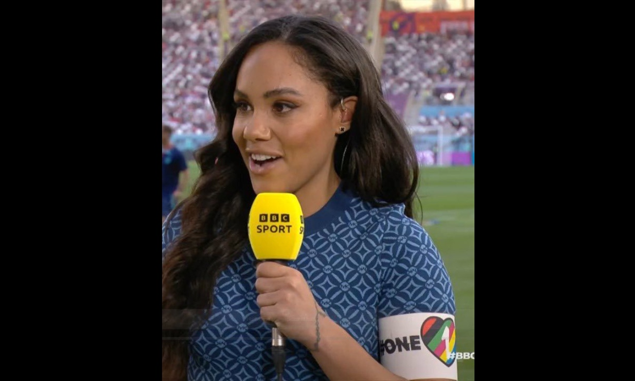 Alex Scott, con el brazalete arcoíris, antes del comienzo del Inglaterra - Irán. BBC.