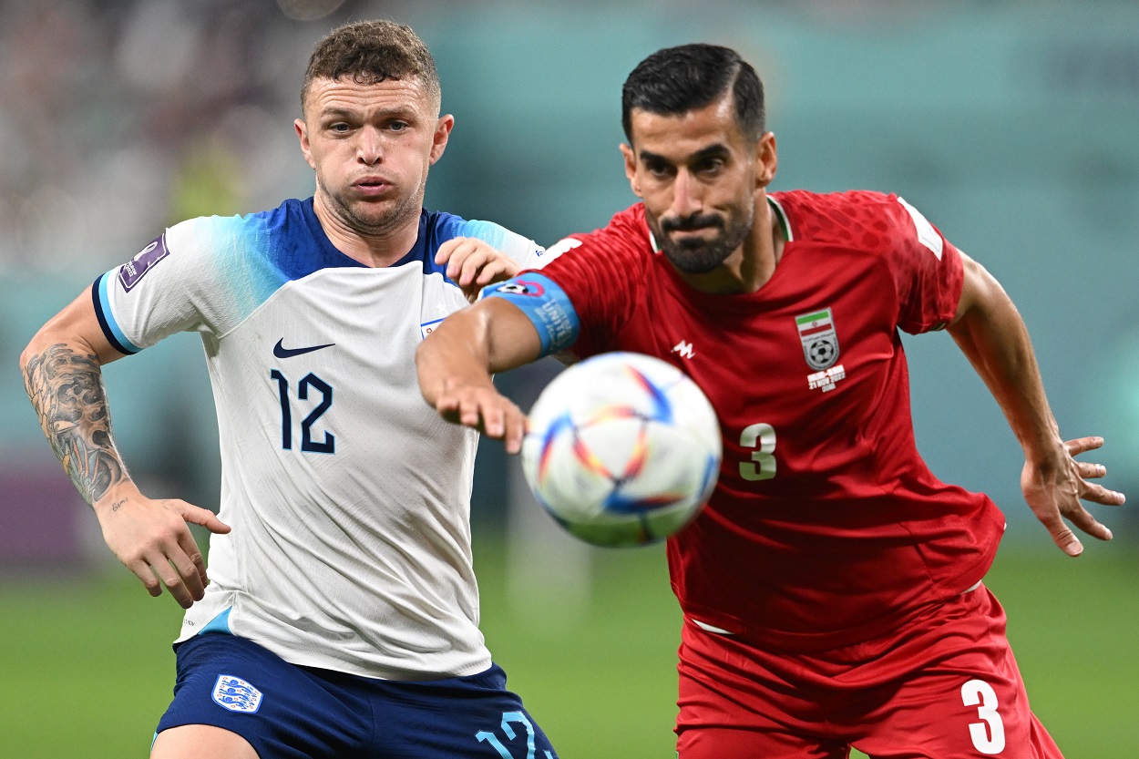 El capitán de la selección iraní, Ehsan Hajsafi (derecha), durante una disputa en el Irán - Inglaterra de este lunes. EP.