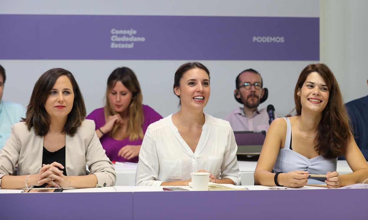La ministra de Igualdad, Irene Montero, junto a Ione Belarra e Isa Serra, de Podemos. EP