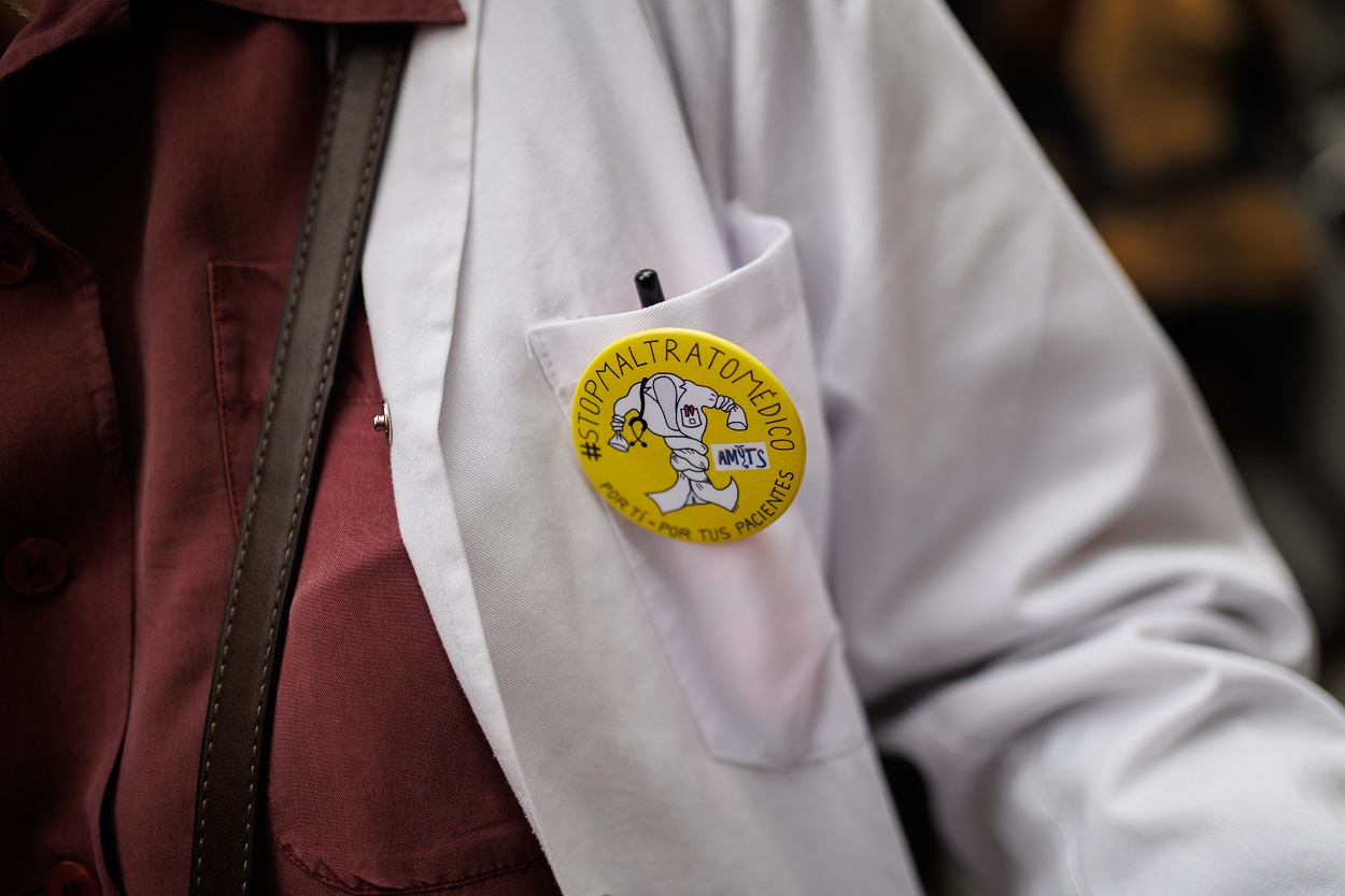 Una chapa en contra del maltratado médico durante la recogida de firmas de los sindicatos CCOO, UGT, CSIT Unión Profesional, Amyts y Satse. EP.