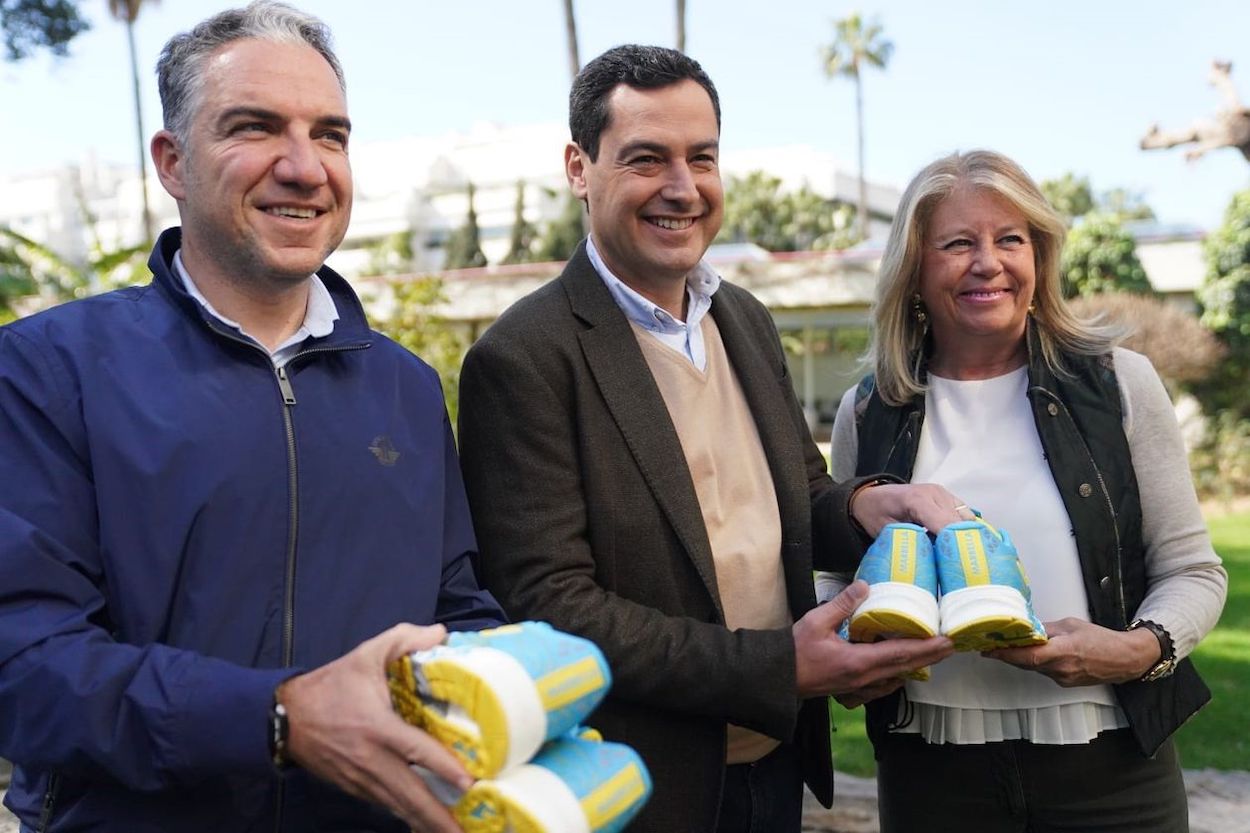 Elías Bendodo, Juan Manuel Moreno Bonilla y 'Titi', alcaldesa de Marbella. EP