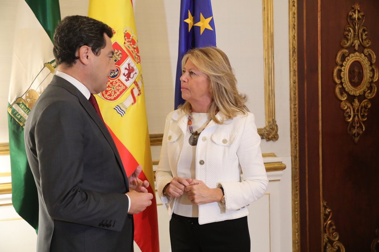 'Titi' Muñoz, la alcaldesa de Marbella, con el presidente de Andalucía, Juan Manuel Moreno Bonilla. EP