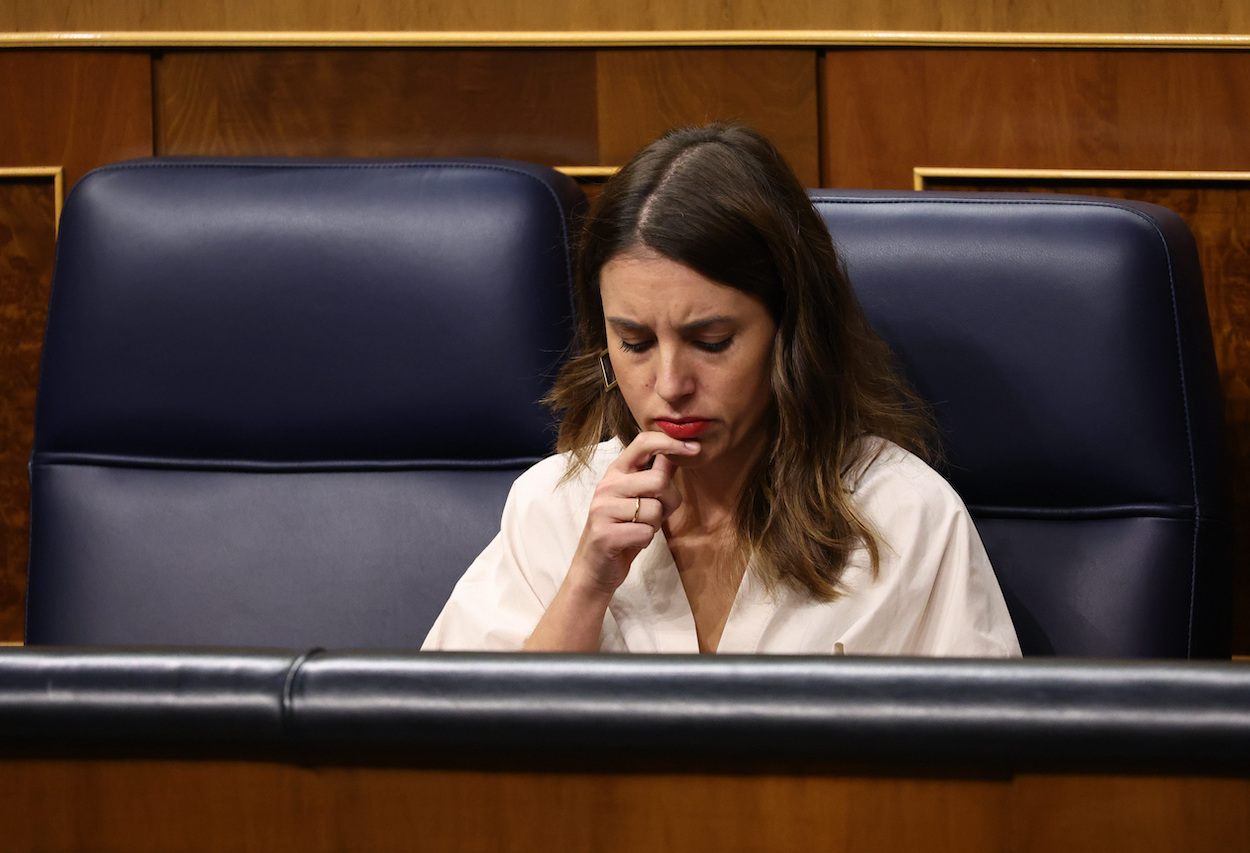 La ministra de Igualdad, Irene Montero, durante una sesión plenaria en el Congreso de los Diputados