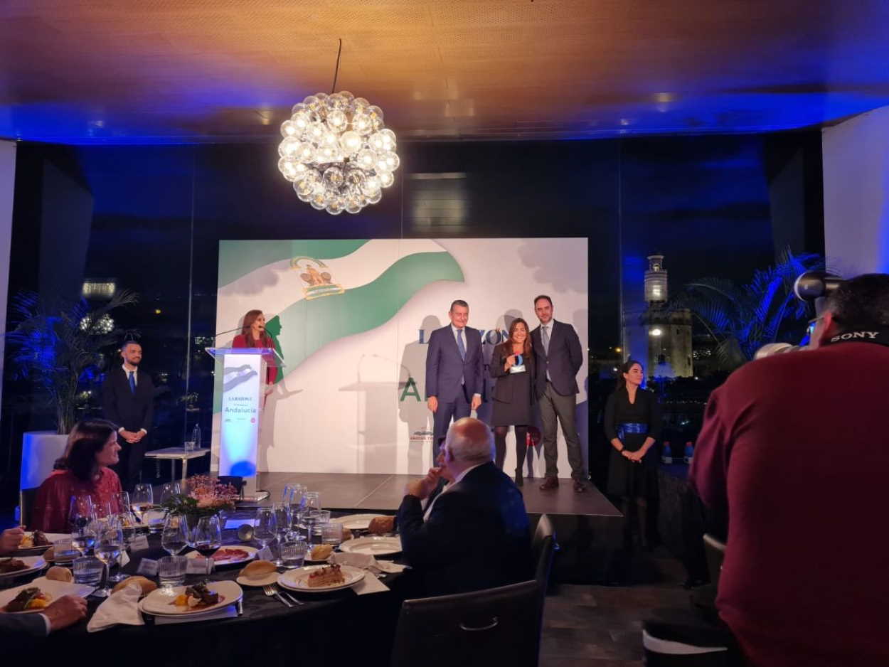 La directora de Marketing, Comunicación y Sostenibilidad de Grupo Gallo, Noemí García, recibe el premio. Grupo Gallo