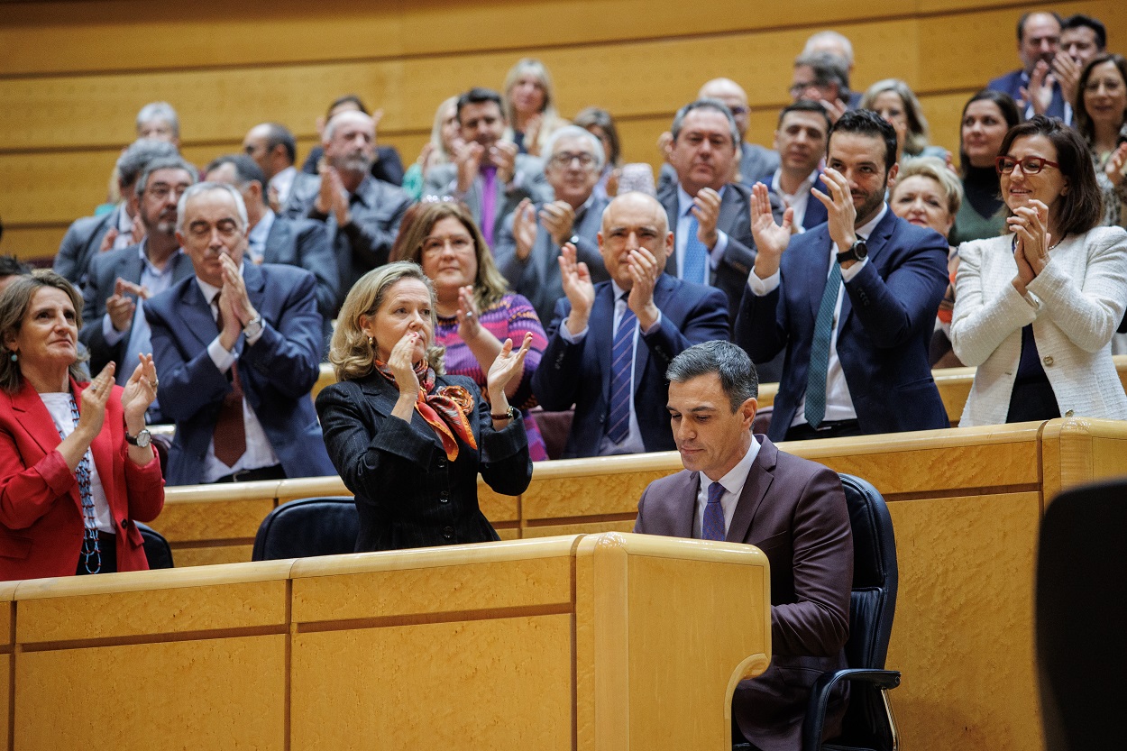 La bancada del PSOE ovaciona a Pedro Sánchez, durante el cara a cara de este martes. EP.