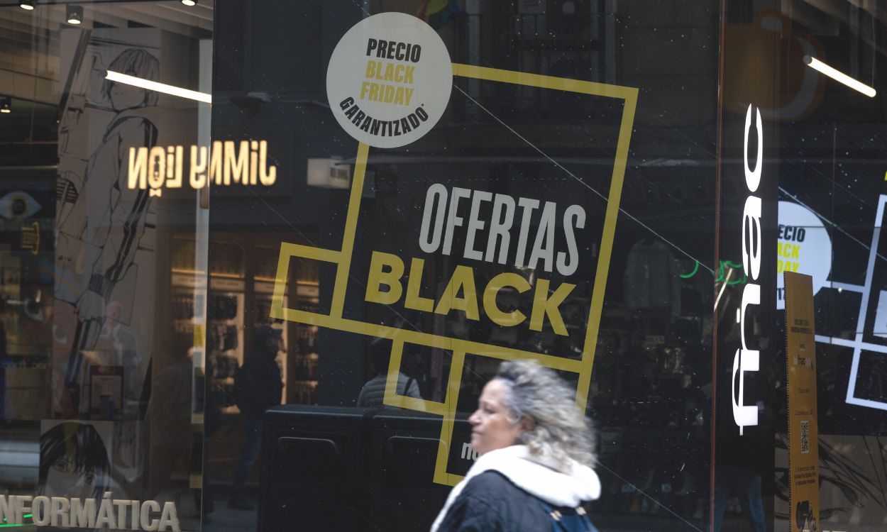 Carteles publicitarios del Black Friday en el centro de Madrid. EP.