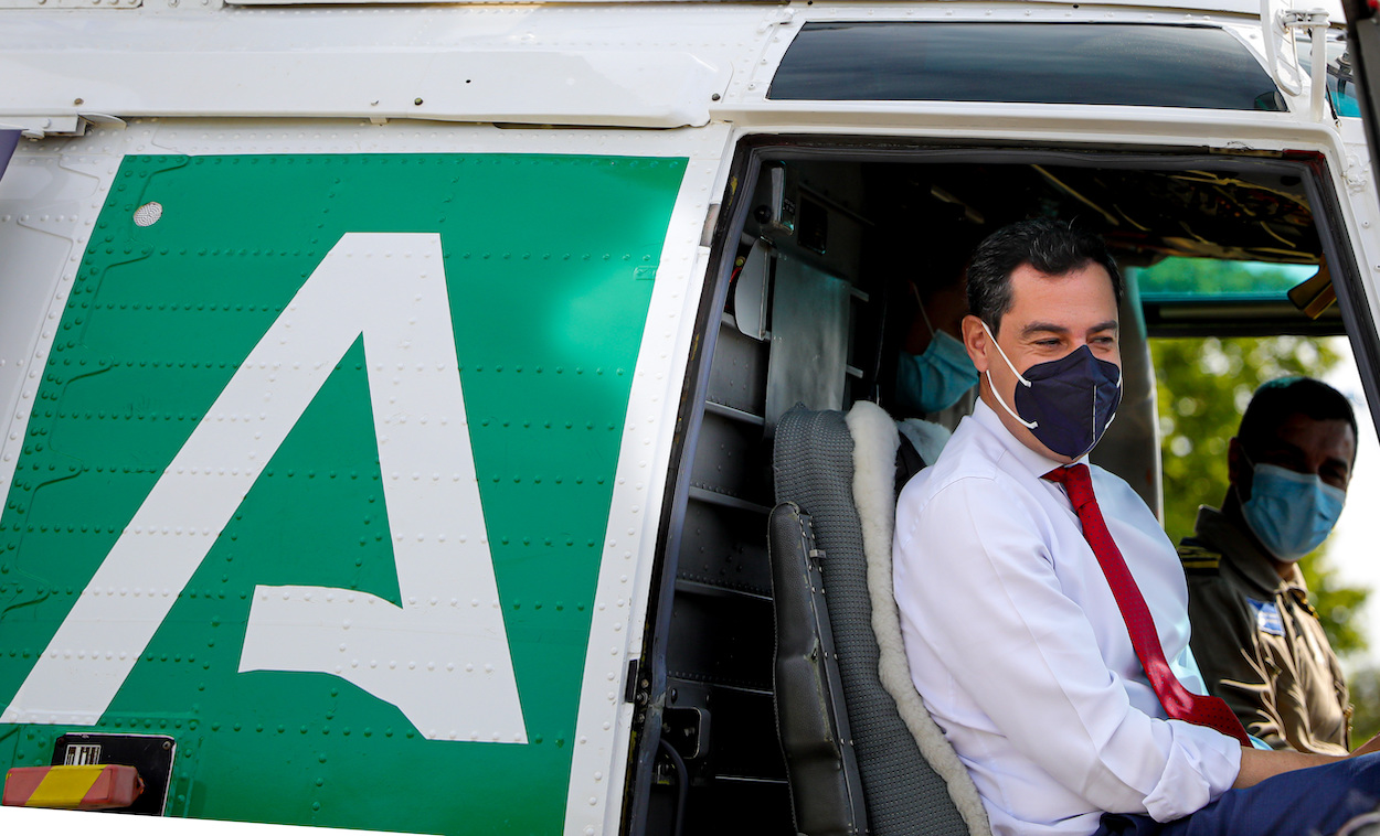 Juan Manuel Moreno Bonilla, en un helicoptero de Andalucía. EP